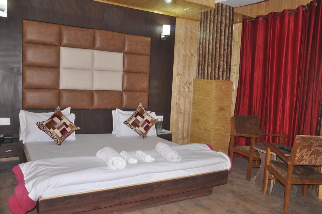 Hotel Azad Durgjan 객실 사진