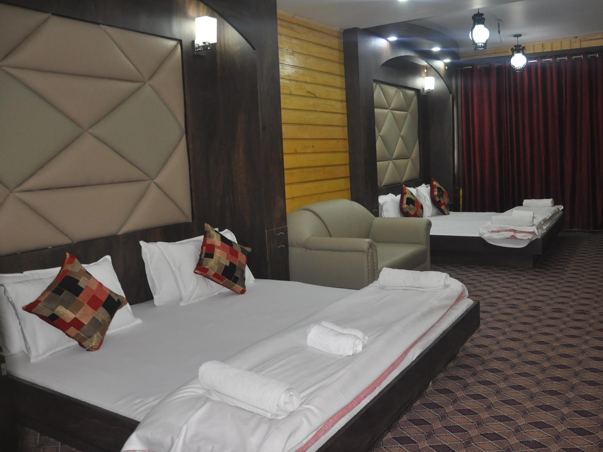 Hotel Azad Durgjan 외부 사진