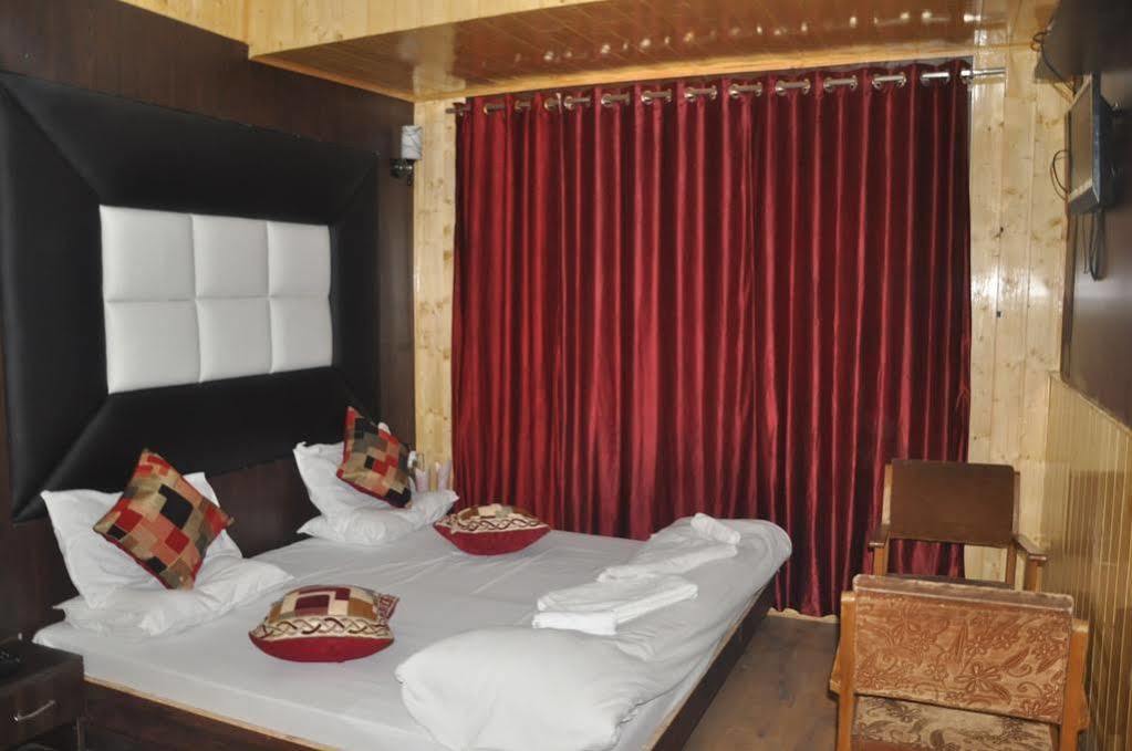 Hotel Azad Durgjan 외부 사진